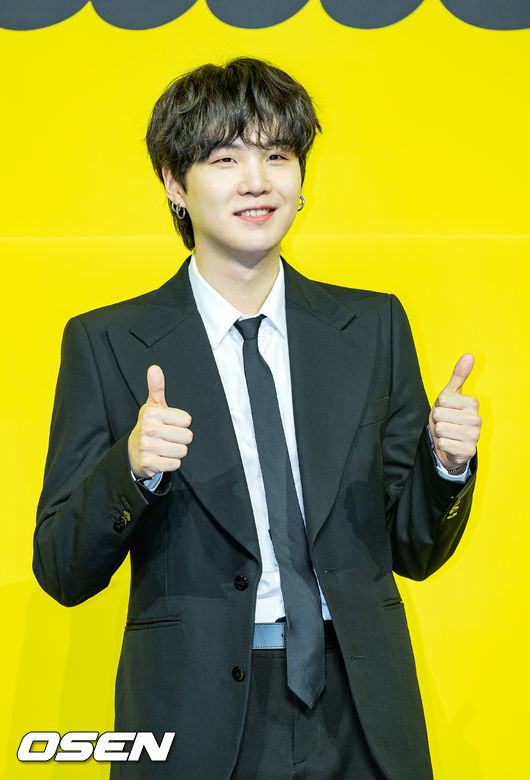 21일 오후 서울 송파구 올림픽공원 올림픽홀에서 방탄소년단(BTS)의 새 디지털 싱글 'Butter' 발매 기념 글로벌 기자간담회 포토타임이 진행됐다.<br /><br />그룹 방탄소년단(RM, 진, 슈가, 제이홉, 지민, 뷔, 정국)의 새 싱글 'Butter'는 오늘(21일) 오후 1시(한국시각)에 전 세계 동시에 발매된다. <br /><br />방탄소년단의 새 디지털 싱글 'Butter'는 마음을 흔드는 방탄소년단의 귀여운 고백을 담은 청량하고 중독성 강한 댄스 팝 장르의 서머송이다. 버터처럼 부드럽게 스며드는 방탄소년단의 독보적인 매력을 느낄 수 있는 곡으로 방탄소년단만의 음악적 스타일을 더한 것으로 알려져 기대를 모으고 있다.<br /><br />방탄소년단(BTS) 슈가 무대 위에서 포토타임을 갖고 있다./ rumi@osen.co.kr