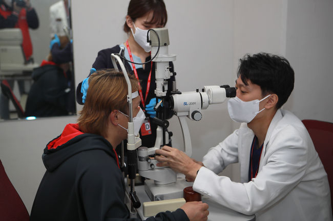 KIA 타이거즈 주장 김선빈이 지난 8일 광주-기아 챔피언스 필드에서 밝은안과21병원 의료진으로부터 눈 종합 검진을 받고 있다 / KIA 타이거즈 제공