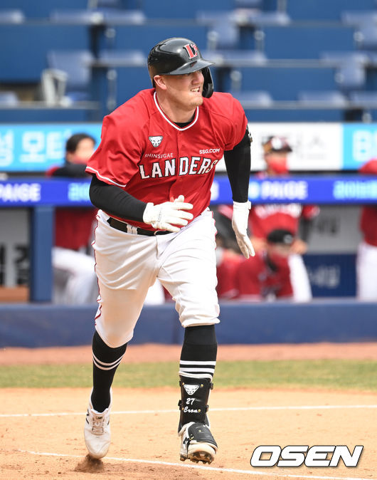 10일 경남 창원NC파크에서 NC 다이노스와 SSG 랜더스의 연습경기가 열렸다.4회초 1사에서 SSG 크론이 2루타를 치고 그라운드를 달리고 있다. 2022.03.10 / sunday@osen.co.kr