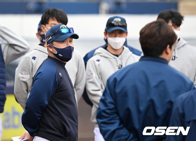 SSG와 NC는 10일 창원 NC파크에서 열린 연습경기에서 0-0 무승부를 기록했다.경기 종료 후 NC 이동욱 감독이 선수단과 인사를 나누고 있다. 2022.03.10 / sunday@osen.co.kr