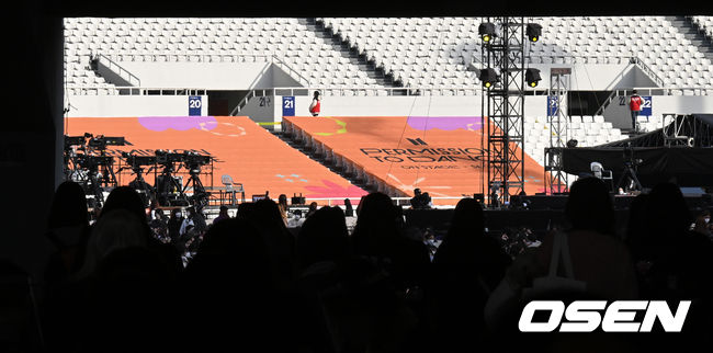 그룹 방탄소년단과 아미(ARMY)들이 2년 반 만에 한국에서 다시 만난다.<br /><br />방탄소년단이 오늘(10일) 오후 7시 서울 잠실종합운동장 주경기장에서 'BTS PERMISSION TO DANCE ON STAGE - SEOUL'을 개최하고 팬들을 만난다.<br /><br />한편 방탄소년단은 이날 공연을 시작으로 12~13일 서울 잠실종합운동장 주경기장에서 'BTS PERMISSION TO DANCE ON STAGE - SEOUL'을 이어간다. 공연장을 직접 찾지 못하는 전 세계 팬들을 위해 첫날(3월 10일)과 마지막 날(3월 13일) 공연은 글로벌 팬 커뮤니티 플랫폼 위버스를 통해 온라인 라이브 스트리밍이 동시 진행되며, 12일 공연은 라이브 뷰잉을 통해 전 세계에 생중계될 예정이다. <br /><br />방탄소년단 팬들이 공연이 열리는 주경기장으로 입장하고 있다. 2022.03.10 /cej@osen.co.kr <br />