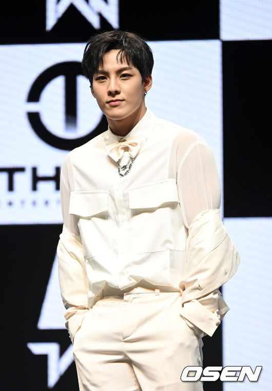 탄(TAN) 성혁이 무대를 앞두고 포토타임을 하고 있다. 2022.03.10 / dreamer@osen.co.kr