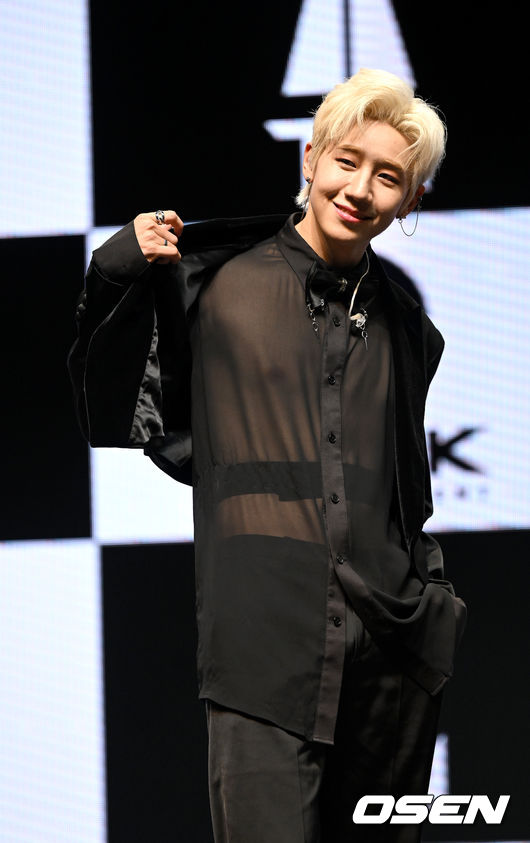 탄(TAN) 창선이 무대를 앞두고 포토타임을 하고 있다. 2022.03.10 / dreamer@osen.co.kr