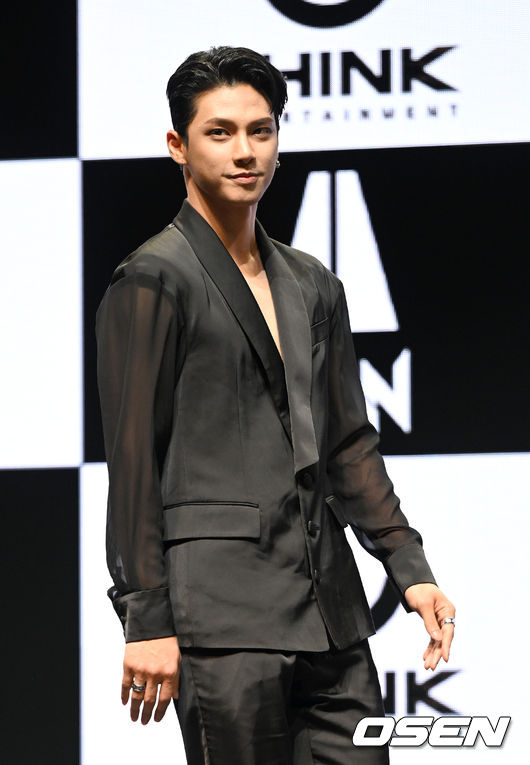 탄(TAN) 재준이 무대를 앞두고 포토타임을 하고 있다. 2022.03.10 / dreamer@osen.co.kr