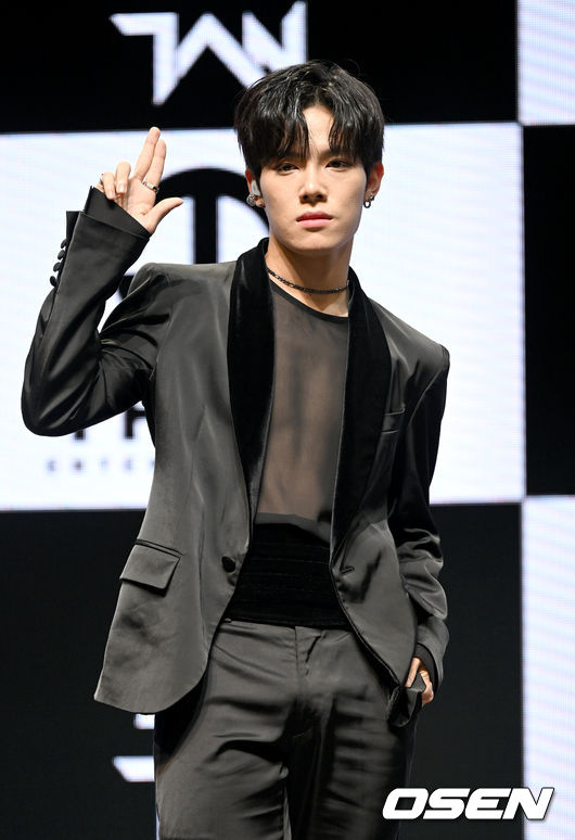 탄(TAN) 주안이 무대를 앞두고 포토타임을 하고 있다. 2022.03.10 / dreamer@osen.co.kr