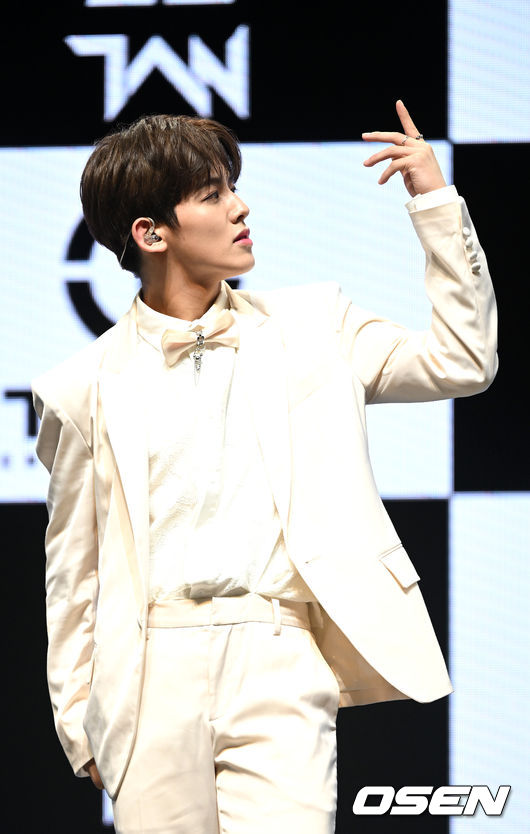 탄(TAN) 현엽이 무대를 앞두고 포토타임을 하고 있다. 2022.03.10 / dreamer@osen.co.kr