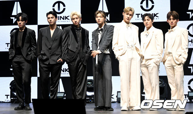 탄(TAN) 멤버들이 무대를 앞두고포토타임을 하고 있다. 2022.03.10 / dreamer@osen.co.kr