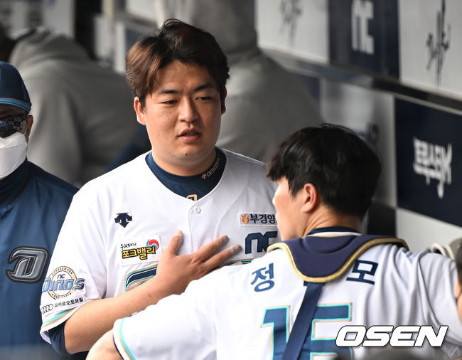 양 팀이 무승부로 마지막 연습경기를 마쳤다.SSG와 NC는 10일 창원 NC파크에서 열린 연습경기에서 0-0 무승부를 기록했다.투구를 마친 NC 심창민이 정범모와 더그아웃에서 이야기를 나누고 있다. 2022.03.10 / sunday@osen.co.kr