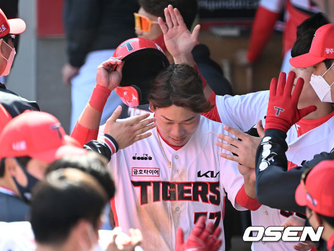 KIA 고종욱이 후속타자의 적시타로 득점을 올리고 동료들의 축하를 받고 있다. 2022.03.09 / sunday@osen.co.kr