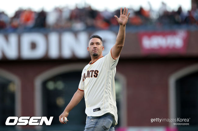 [사진] 트래비스 이시카와가 지난해 NLDS 2차전 시구자로 나서고 있다. ⓒGettyimages(무단전재 및 재배포 금지)