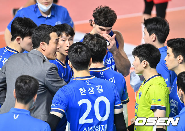 삼성화재 고희진 감독이 선수들과 작전 시간을 갖고 있다. 2021.12.12 /OSEN DB