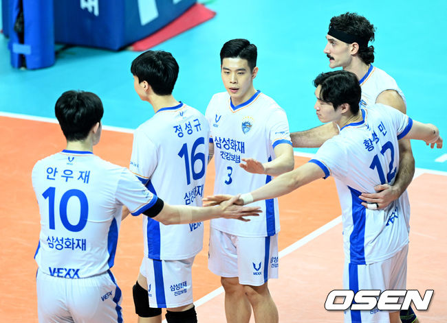 삼성화재 선수들이 서로 격려하고 있다. 2021.12.29 /OSEN DB