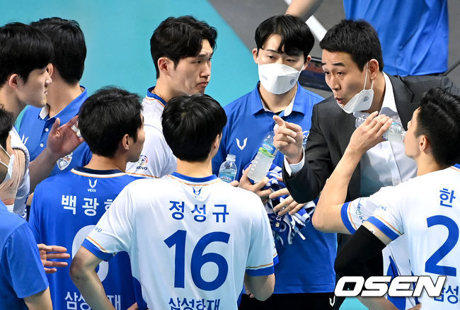 삼성화재 고희진 감독이 선수들과 작전타임을 갖고 있다. 2021.12.01 /OSEN DB