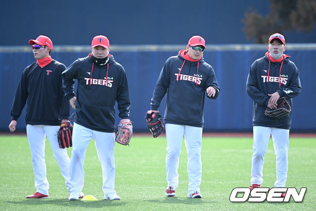 OSEN=함평, 이대선 기자] KIA 타이거즈 스프링캠프에서 김호령, 이우성, 나성범, 고종욱이 수비 훈련을 하고 있다. 2022.02.02 /sunday@osen.co.kr