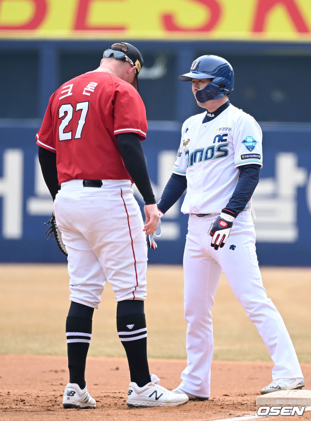 SSG 크론이 10일 창원NC파크에서 열린 연습경기에서 볼넷으로 출루한 NC 박건우와 인사를 나누고 있다. 2022.03.10 / sunday@osen.co.kr