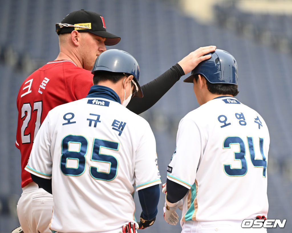SSG 크론이 10일 창원NC파크에서 열린 연습경기에서 안타로 출루한 NC 오영수와 인사를 나누고 있다. 2022.03.10 / sunday@osen.co.kr