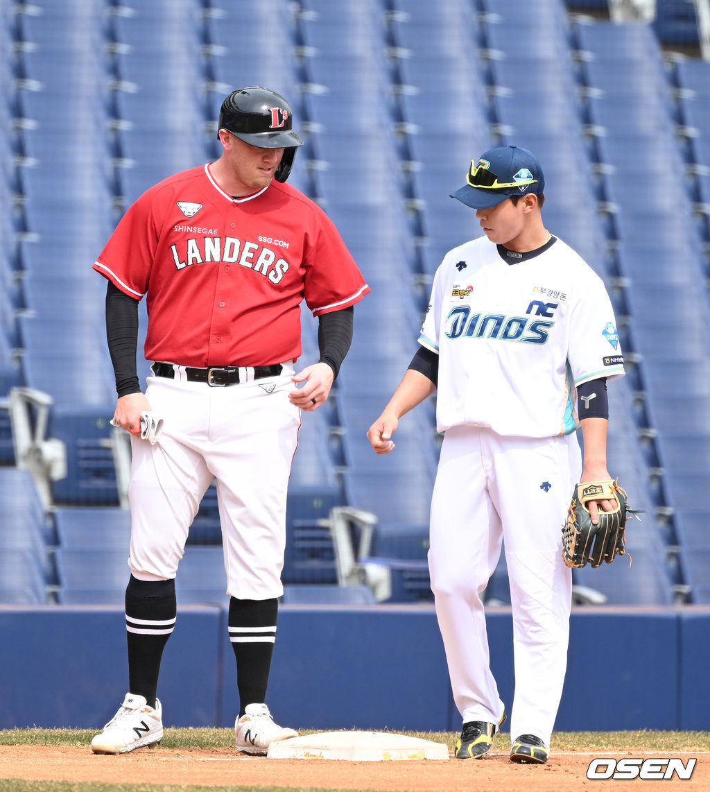 3루에 안착한 SSG 크론이 10일 창원NC파크에서 열린 연습경기에서 NC 박준영과 인사를 나누고 있다. 2022.03.10 / sunday@osen.co.kr