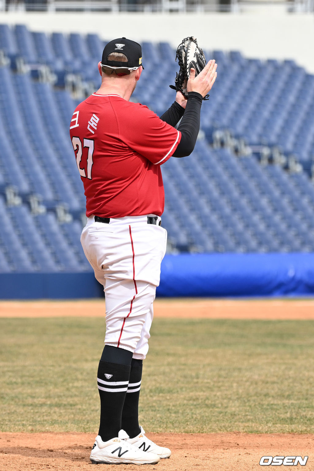 SSG 크론이 10일 창원NC파크에서 열린 연습경기에서 NC 양의지를 땅볼로 처리하고 임석진을 향해 박수를 치고 있다. 2022.03.10 / sunday@osen.co.kr