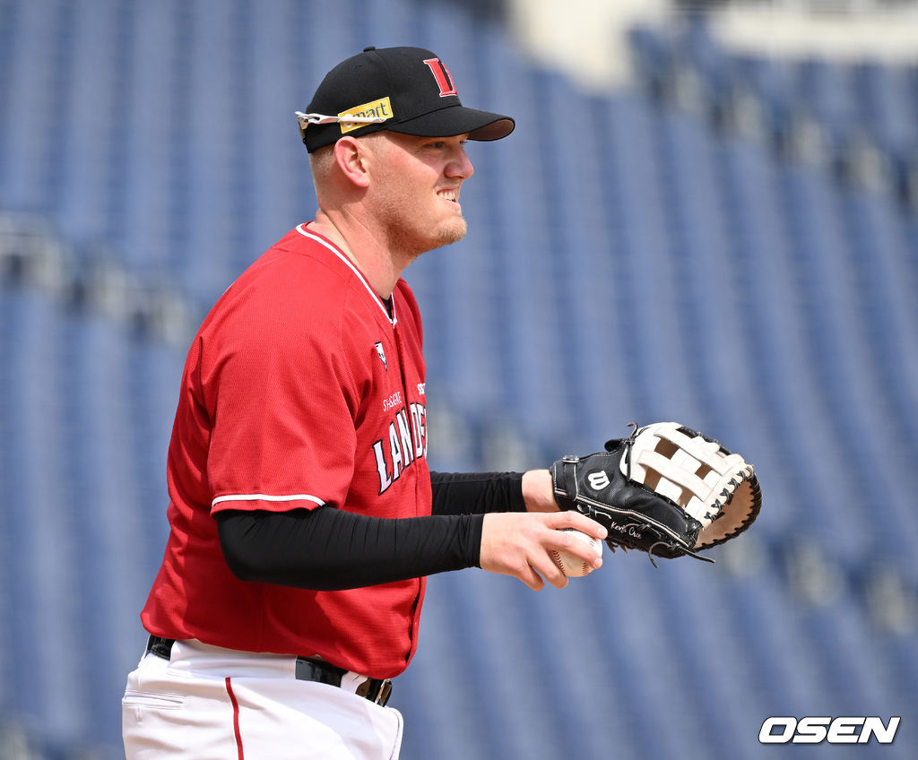 SSG 크론이 10일 창원NC파크에서 열린 연습경기에서 동료들을 향해 미소를 짓고 있다. 2022.03.10 / sunday@osen.co.kr