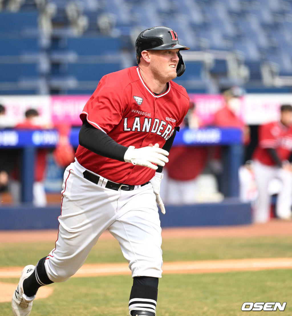 SSG 크론이 10일 창원NC파크에서 열린 연습경기에서 2루타를 치고 그라운드를 달리고 있다. 2022.03.10 / sunday@osen.co.kr