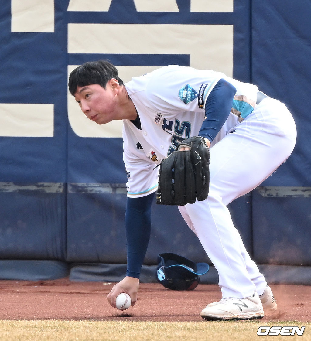 NC 최우재가 10일 창원NC파크에서 열린 연습경기에서 펜스와 충돌하며 크론의 타구를 놓치고 있다. 2022.03.10 / sunday@osen.co.kr