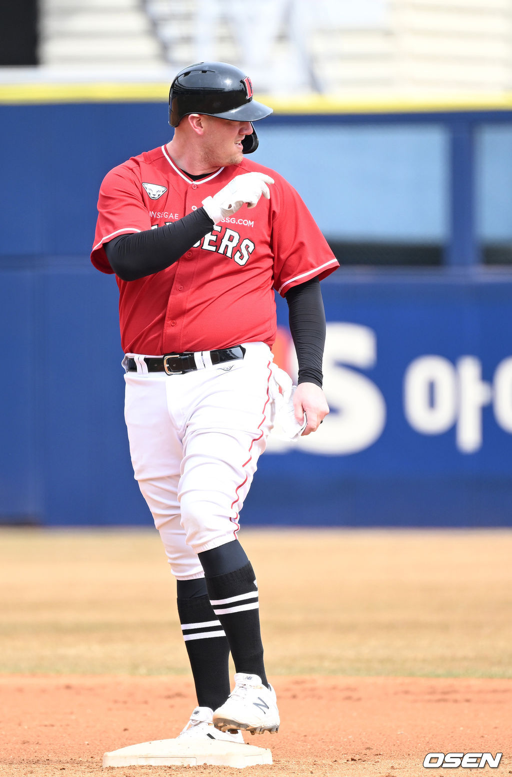 SSG 크론이 10일 창원NC파크에서 열린 연습경기에서 자신의 타구를 잡으려다 펜스에 충돌한 NC 최우재의 안부를 묻고 있다. 2022.03.10 / sunday@osen.co.kr