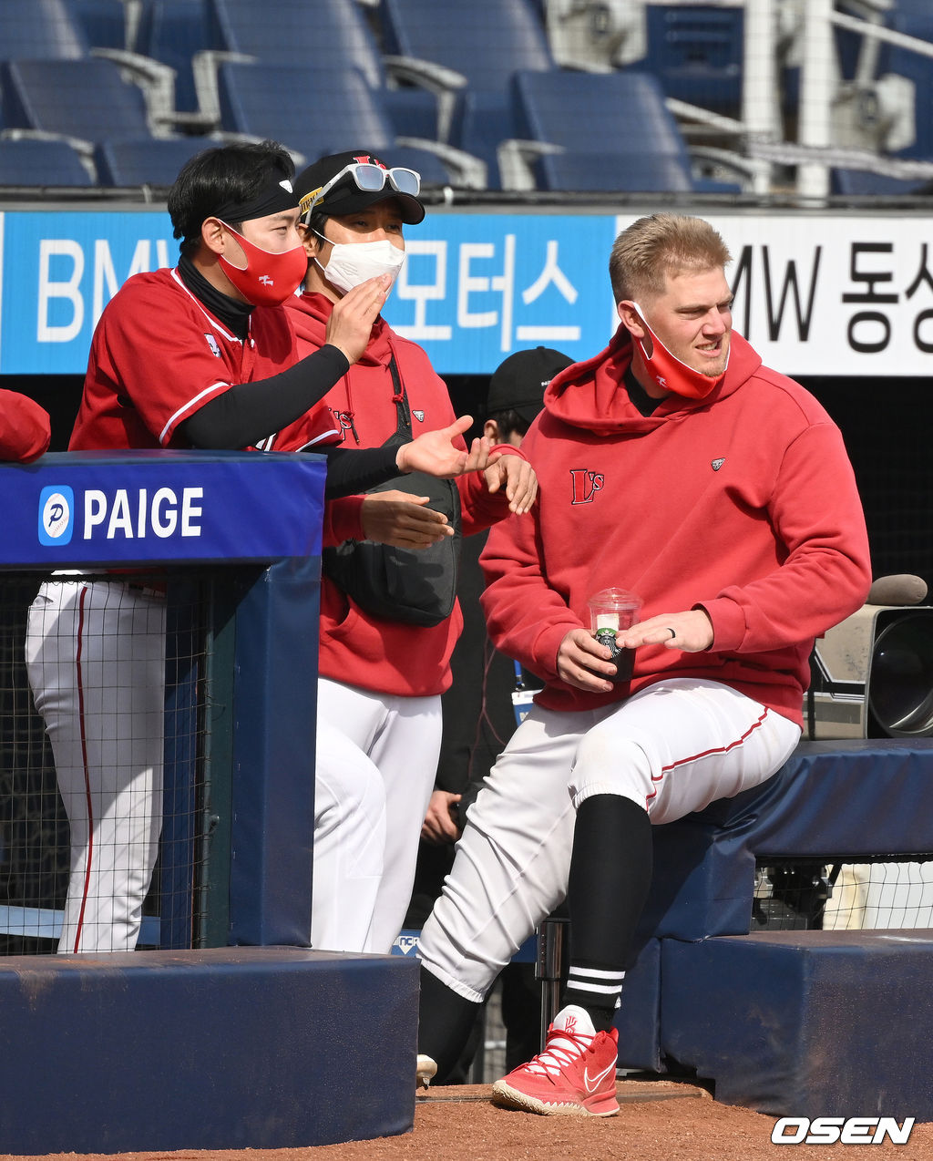 SSG 크론이 10일 창원NC파크에서 열린 연습경기에서 응원을 하고 있다. 2022.03.10 / sunday@osen.co.kr