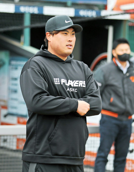 류현진이 한화 선수들에게 작별 인사를 하고 있다. /한화 이글스 제공