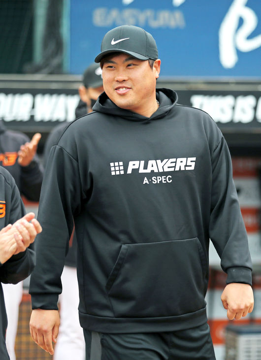 토론토 류현진이 한화 선수들과 작별 인사를 하고 있다. /한화 이글스 제공