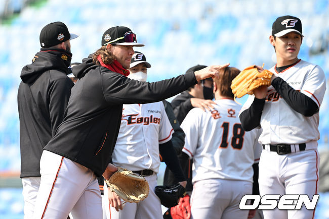 한화 킹험이 동료들과 이야기를 나누고 있다. 2022.02.25 /OSEN DB