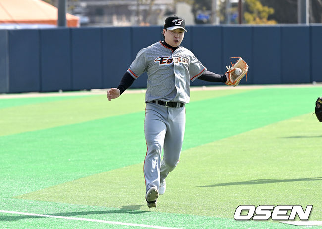 한화 김종수가 1루 베이스커버 훈련을 펼치고 있다. 2022.02.14 /OSEN DB