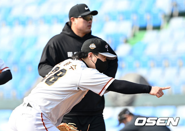 한화 김종수가 류현진이 지켜보는 앞에서 수비 훈련을 하고 있다. 2022.02.25 /OSEN DB