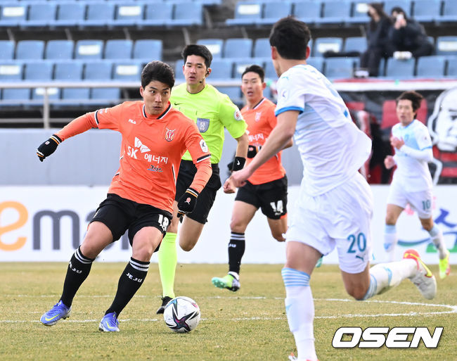 20일 오후 제주월드컵경기장에서 '하나원큐 K리그1 2022' 제주 유나이티드와 포항 스틸러스의 경기가 열렸다.후반 제주 주민규가 돌파를 펼치고 있다. 2022.02.20 / dreamer@osen.co.kr