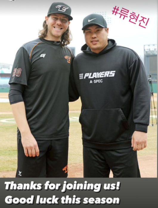 한화 닉 킹험(왼쪽)이 류현진과 기념 사진을 찍었다. /닉 킹험 SNS
