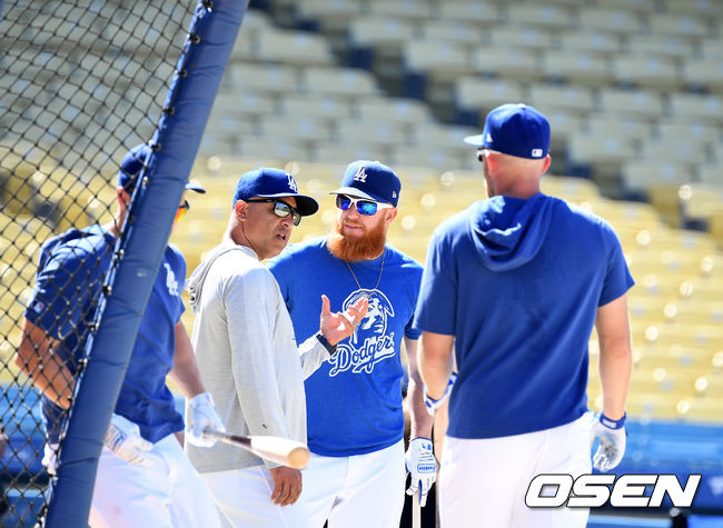 LA 다저스 로버츠 감독이 선수들과 이야기를 나누고 있다. /OSEN DB