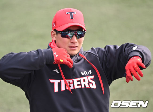 KIA 타이거즈 스프링캠프가 1일 전라남도 함평 KIA챌린저스필드에서 진행됐다.KIA 나성범이 스트레칭 훈련을 하고 있다. 2022.02.01 /sunday@osen.co.kr