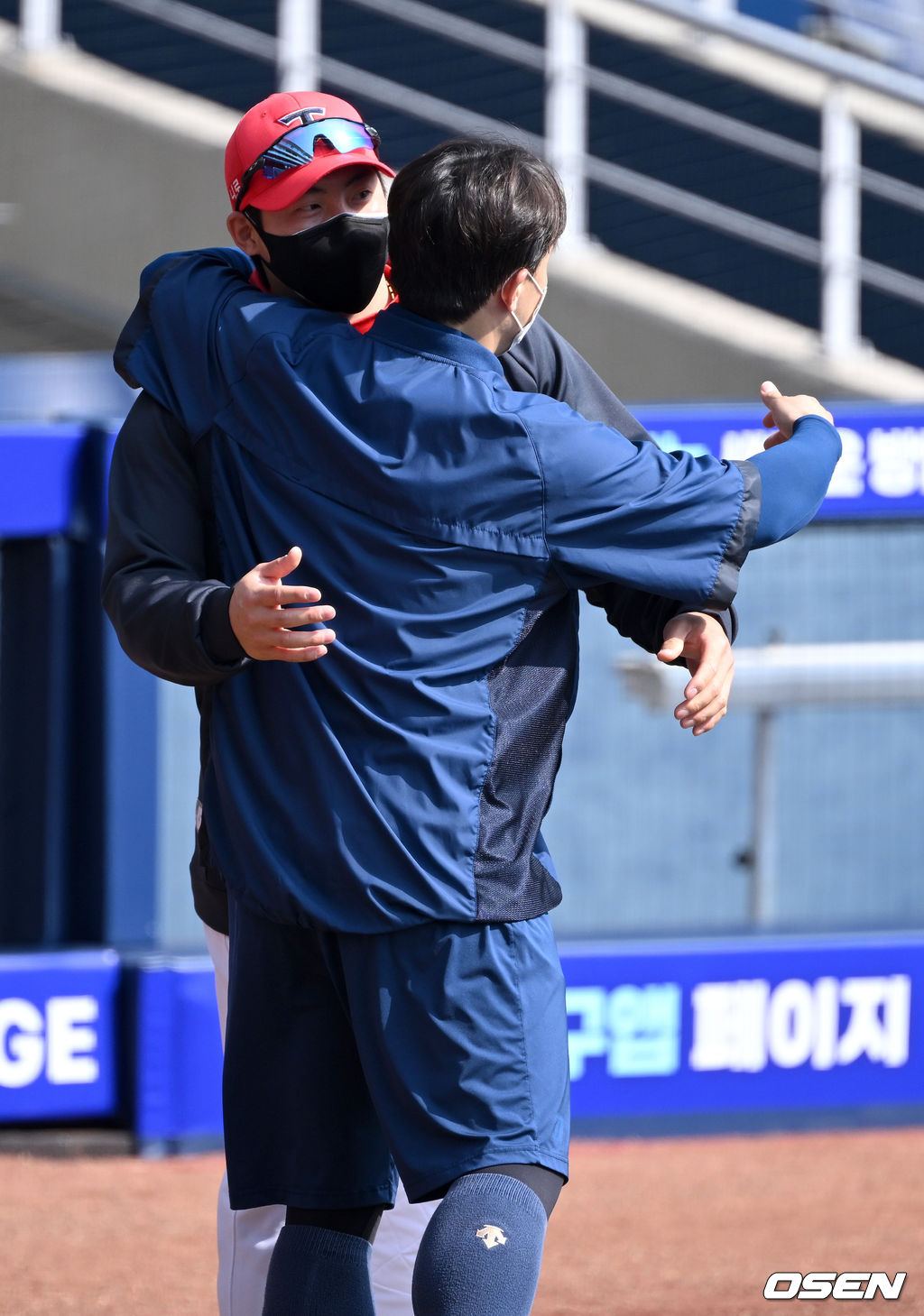 경기를 앞두고 KIA 나성범과 NC 손아섭이 인사를 나누고 있다. 2022.03.12 / dreamer@osen.co.kr