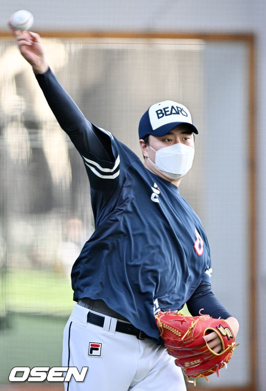 두산 이영하가 캐치볼을 하고 있다. 2022.02.09 / rumi@osen.co.kr
