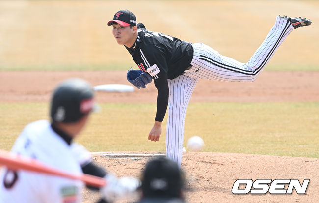 12일 오후 수원kt위즈파크에서 KT 위즈와 LG 트윈스의 시범경기가 진행됐다.1회말 LG 선발 손주영이 힘차게 공을 던지고 있다. 2022.03.12 /cej@osen.co.kr