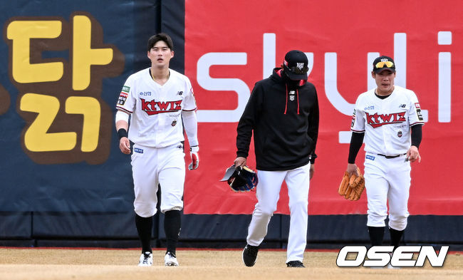 7회초 무사 2루 KT 중견수 배정대가 문성주의 달아나는 1타점 희생타 때 수비 중 우익수 송민섭과 충돌 후교체되고 있다. 2022.03.12 /cej@osen.co.kr 