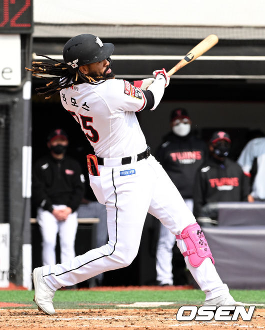 12일 오후 수원kt위즈파크에서 KT 위즈와 LG 트윈스의 시범경기가 진행됐다. 4회말 1사 KT 라모스가 좌익선상으로 향하는 안타를 때려내고 있다. 2022.03.12 /cej@osen.co.kr 