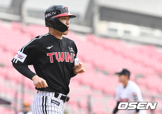 1회초 무사 1루 LG 박해민이 볼넷으로 출루하고 있다. 2022.03.12 /cej@osen.co.kr 