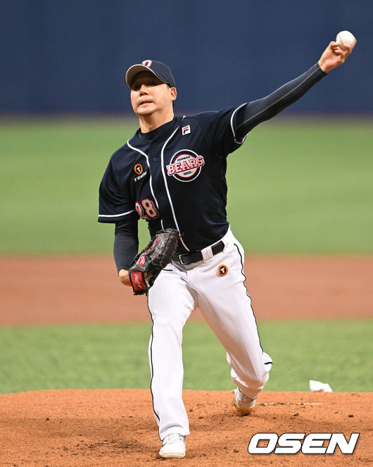 12일 서울 고척스카이돔에서 2022 KBO리그 시범경기 키움 히어로즈와 두산 베어스의 경기가 열렸다.1회말 두산 선발투수 장원준이 역투하고 있다. 2022.03.12 / sunday@osen.co.kr