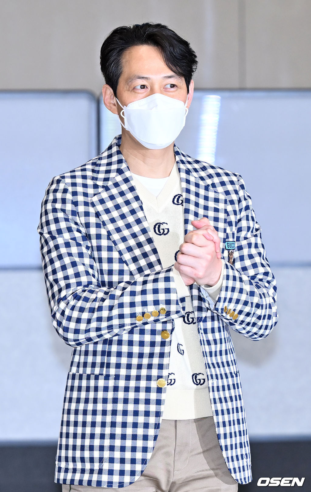 2일 오후 배우 이정재가 미국 캘리포니아주 산타모니카 바커 항거에서 진행된 2022 제28회 미국 배우 조합상(Screen Actors Guild Awards·SAG)에서 TV 드라마 부문에서 남자 연기상을 수상한 후 인천국제공항을 통해 귀국했다.배우 이정재가 입국장을 통해 들어온 후 포즈를 취하고 있다. 21.03.02/rumi@osen.co.kr
