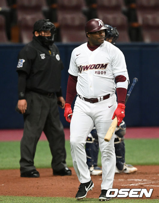 12일 서울 고척스카이돔에서 2022 KBO리그 시범경기 키움 히어로즈와 두산 베어스의 경기가 열렸다.2회말 무사에서 키움 푸이그가 삼진으로 물러나고 있다. 2022.03.12 / sunday@osen.co.kr