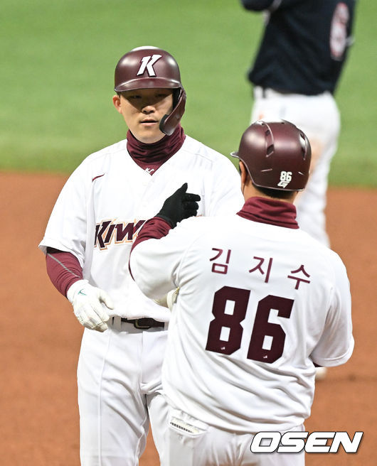 12일 서울 고척스카이돔에서 2022 KBO리그 시범경기 키움 히어로즈와 두산 베어스의 경기가 열렸다.7회말 무사 1루에서 키움 전병우가 좌전 2루타를 치고 김지수 코치와 하이파이브를 하고 있다. 2022.03.12 / sunday@osen.co.kr