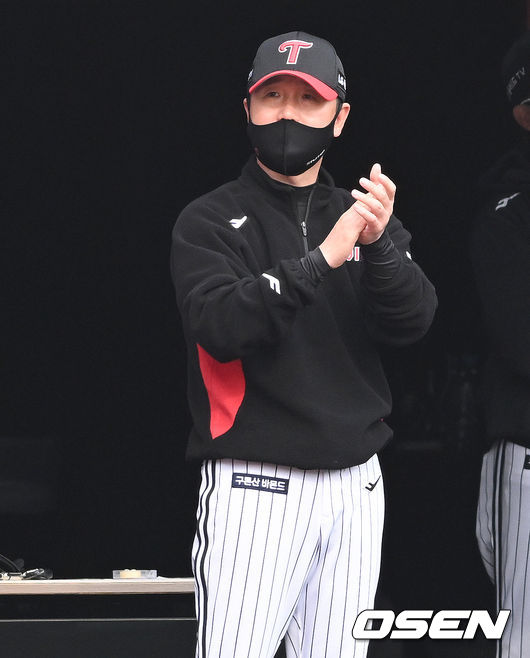 12일 오후 수원kt위즈파크에서 KT 위즈와 LG 트윈스의 시범경기가 진행됐다. 9회초 1사 LG 류지현 감독이 문보경의 중월 솔로 홈런에 박수로 환영하고 있다. 2022.03.12 /cej@osen.co.kr