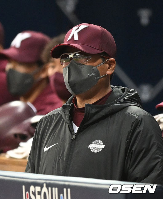 12일 서울 고척스카이돔에서 2022 KBO리그 시범경기 키움 히어로즈와 두산 베어스의 경기가 열렸다.키움 홍원기 감독이 경기를 바라보고 있다. 2022.03.12 / sunday@osen.co.kr