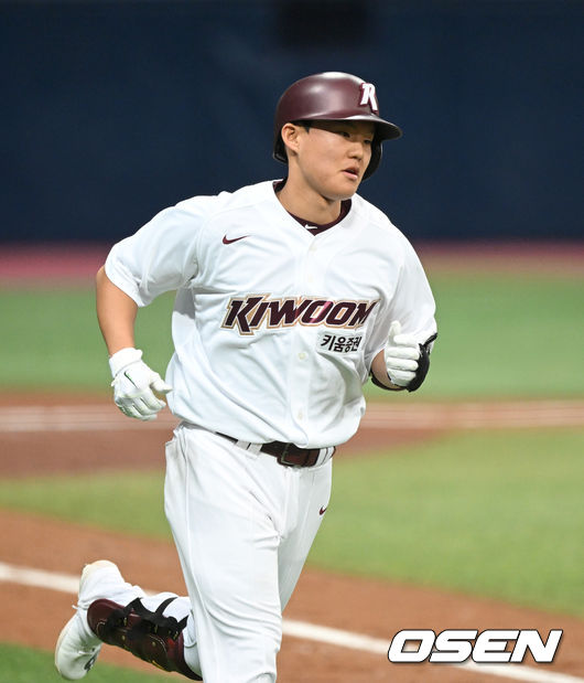 12일 서울 고척스카이돔에서 2022 KBO리그 시범경기 키움 히어로즈와 두산 베어스의 경기가 열렸다.5회말 1사에서 키움 박찬혁이 좌월 솔로 홈런을 치고 그라운드를 돌고 있다. 2022.03.12 / sunday@osen.co.kr