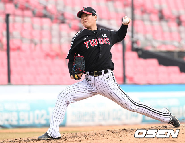  LG 트윈스가 KT 위즈와 시범경기 첫 경기에서 5-0으로 승리했다. 7회말 마운드에 오른 LG 함덕주가 힘차게 공을 던지고 있다. 2022.03.12 /cej@osen.co.kr